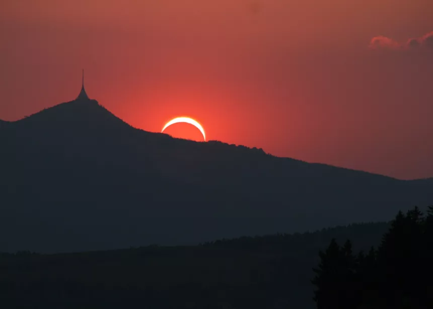 2026_06_04_Večery-simulace zatmění Slunce Ještěd.jpg